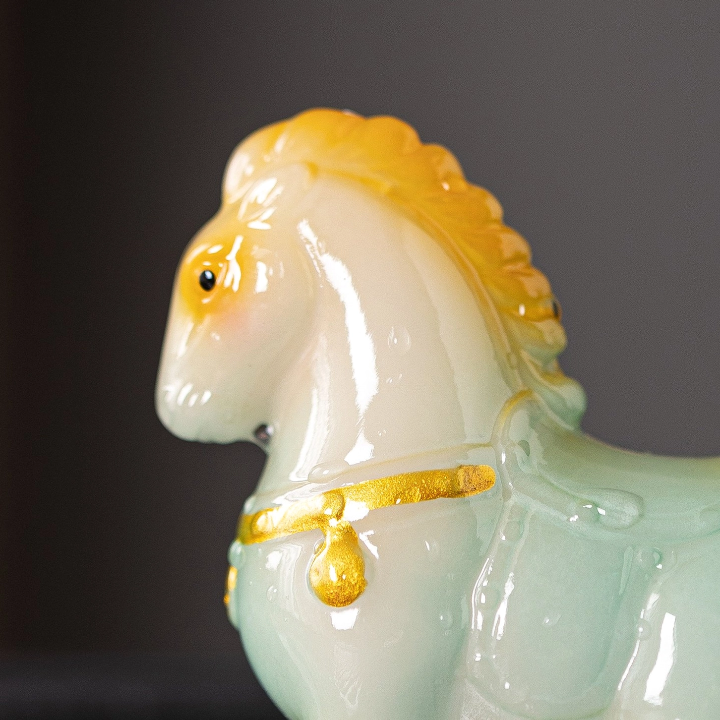 close up side view of heat reactive horse tea pet after color change