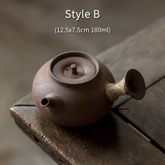 180ml kyusu teapot with jute handle holding ready brewed tea