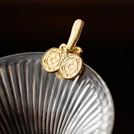 glass base of the glass loose leaf tea strainer for holding after use