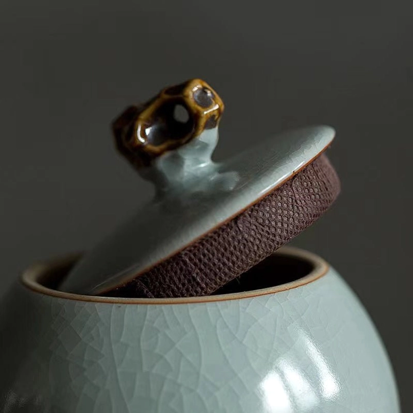 silicone seal pad inside the lid of green ceramic tea jar