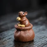 Handmade Yixing Zisha wealth mouse tea pet main view holding gold ingot