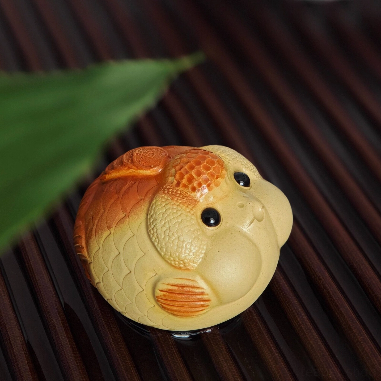 interactive water-spraying lucky fish tea pet for gongfu tea table