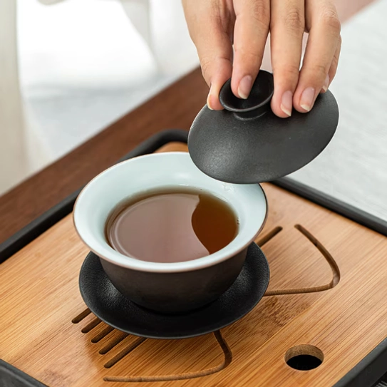 Side profile of 130ml Jingdezhen porcelain gaiwan tea set