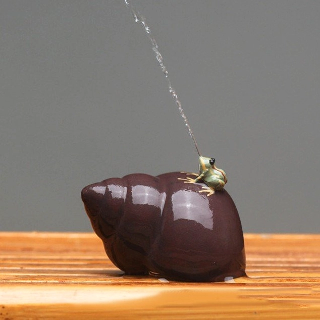 Water spraying frog on snail shell ceramic tea pet spraying water on tea tray